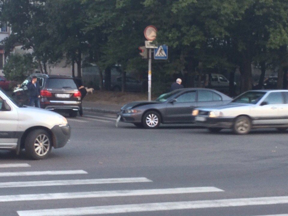 На перекрестке ул. Гагарина и Куйбышева столкнулись «Мерседес» и «Митсубиси» (фото)