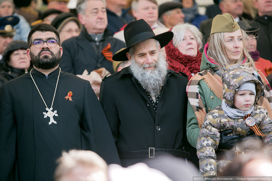 «Гвоздики», «Град» и снег: в Калининграде прошел Парад Победы