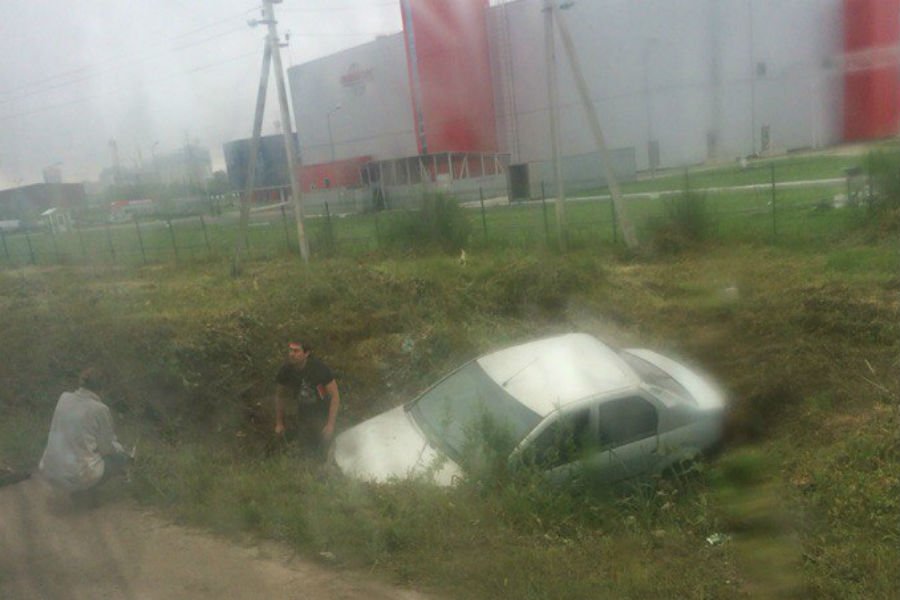 В Калининграде иномарка вылетела в кювет (фото)
