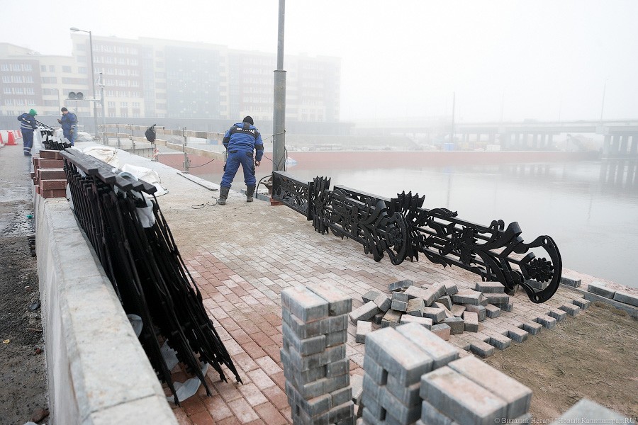 От авторов синей рыбы: на Высоком мосту ставят новую кованую ограду (фото)