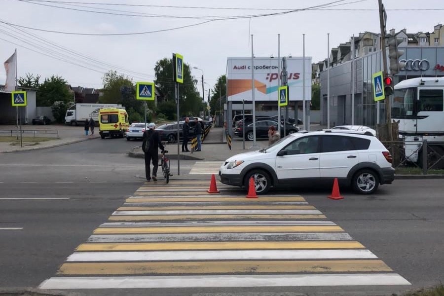 В Калининграде «Понтиак» проехал на красный и сбил двух пешеходов (фото)