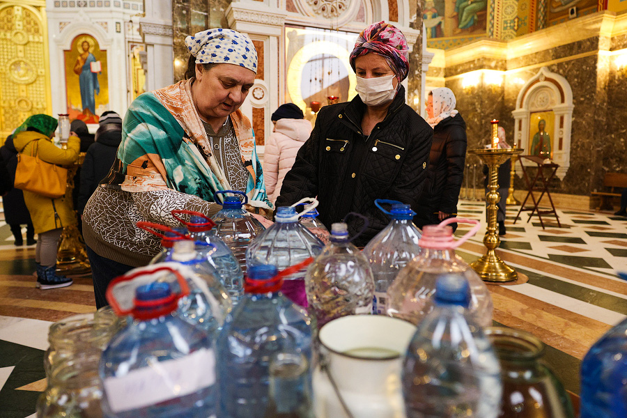 Великая агиасма: освящение воды в соборе Христа Спасителя в Крещенский сочельник (фото)