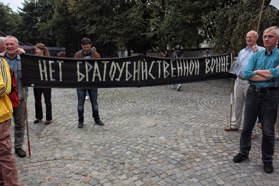 Протест протесту: на митинге против войны на Украине потасовку разнимал ОМОН