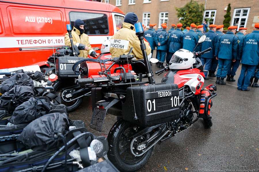Мотоциклы и медали: как в МЧС региона подарки из рук министра получали
