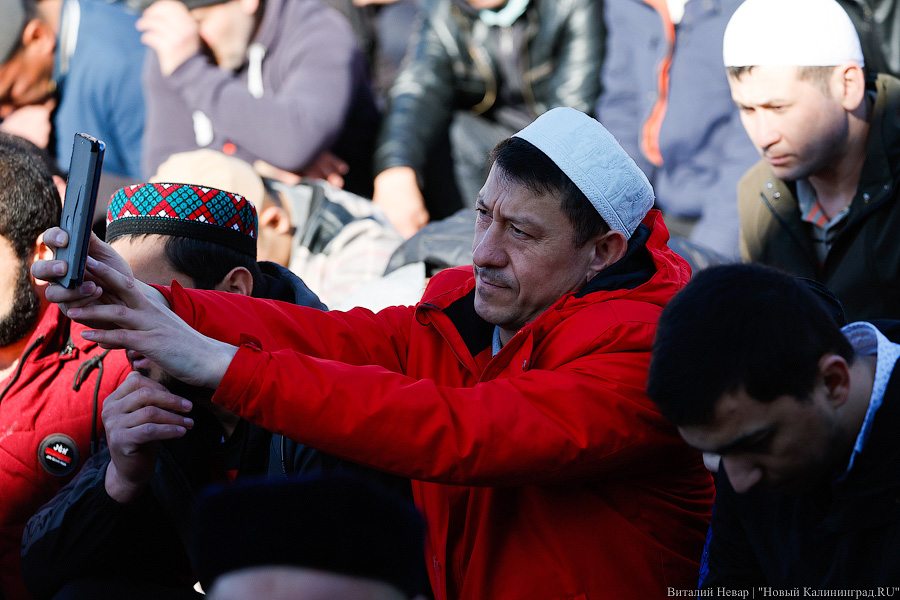Сотни мусульман совершили под Калининградом молитву в честь Ураза-Байрам (фото)