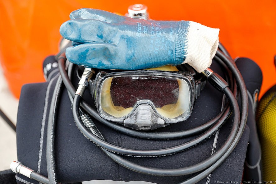 Решил «срезать»: калининградские спасатели вытащили из-подо льда мужчину