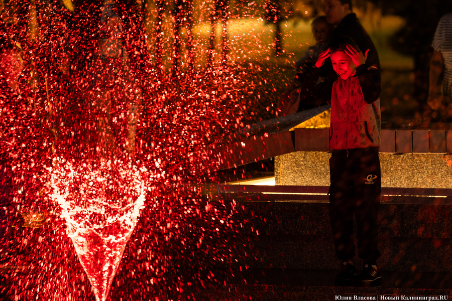 Брызги под музыку: как выглядит подсветка нового фонтана у стадиона «Балтика»