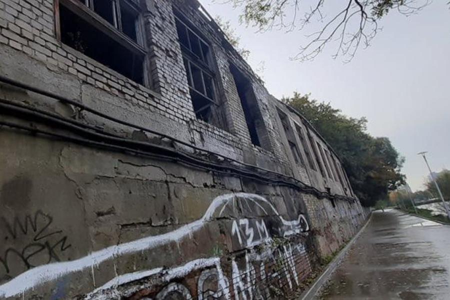 Спор о сносе аварийного здания у Нижнего озера затянулся в судах