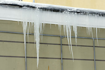 Власти города: чинить пострадавшие от снега кровли начнут весной