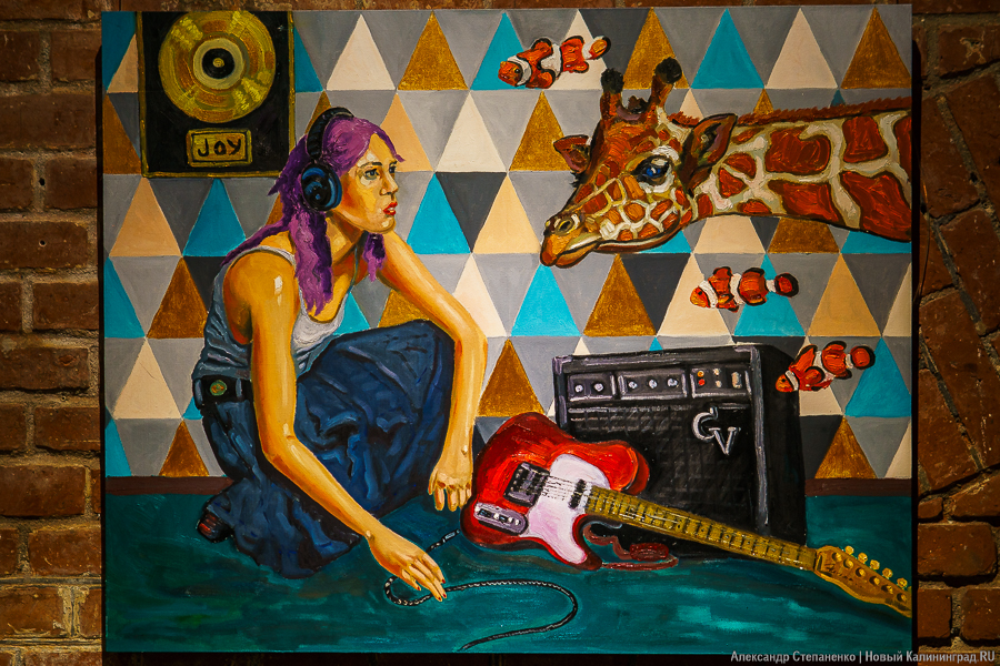 Яркие рыбы и джаз: в «Воротах» открылась персональная выставка Глеба Ванина