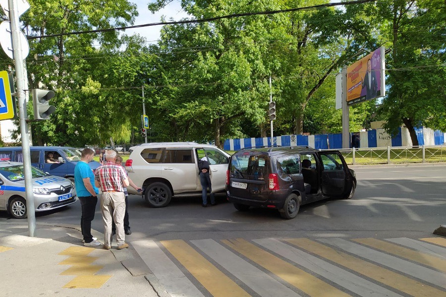  Из-за ДТП возник затор на перекрестке Горького и Юношеской (фото)
