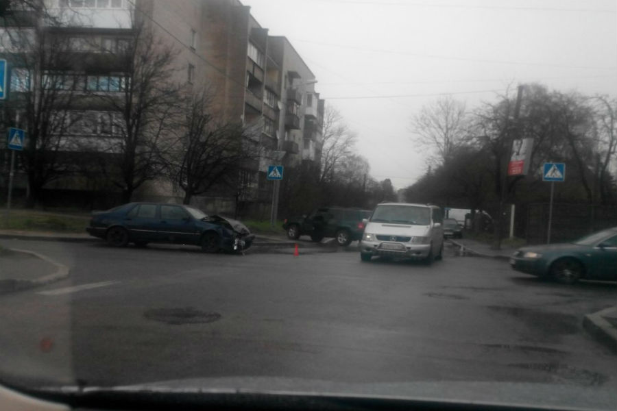 В Калининграде на ул. Красносельской столкнулись две легковушки (фото)