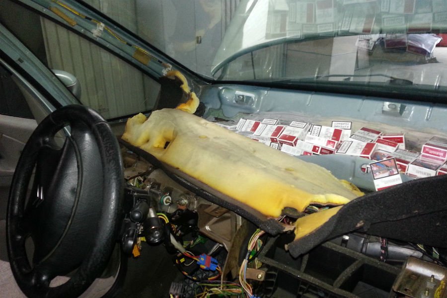 Калининградка пыталась вывезти в Литву 500 пачек сигарет в тайниках авто (фото)
