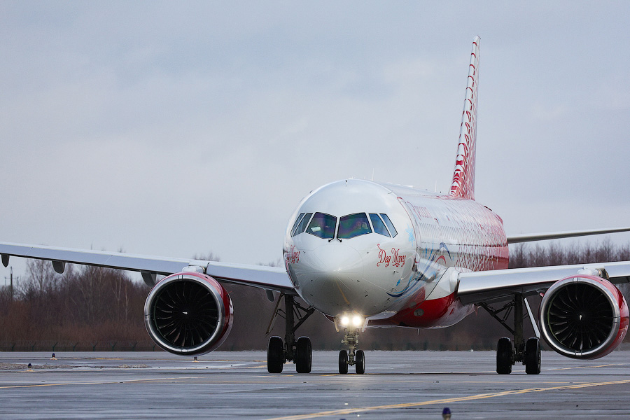 На импортозамещенных крыльях: в Калининград прилетели Дед Мороз и Снегурочка (фото)
