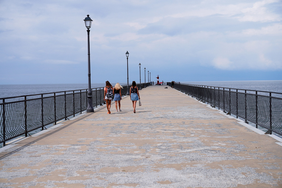 Ржавое настоящее: как выглядит променад рядом с госрезиденцией в Пионерском