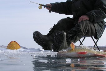 МЧС: на Виштынецком озере на льду в понедельник находились 10 рыбаков