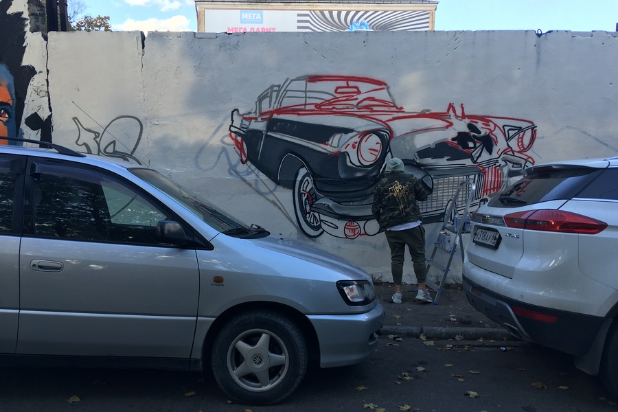 Уличные художники расписывают стену в центре Калининграда (фото)