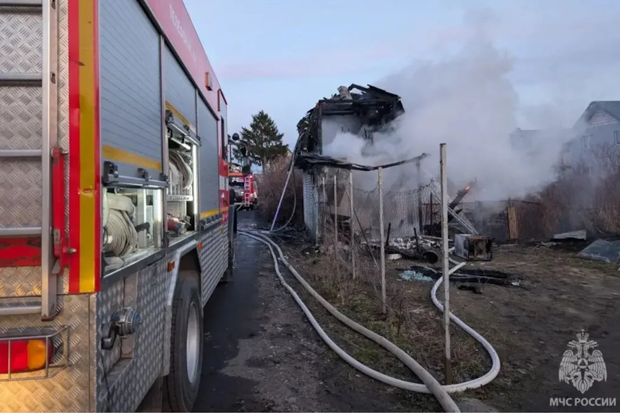 В Калининграде на пожарного обрушилась кровля горящего здания (фото)