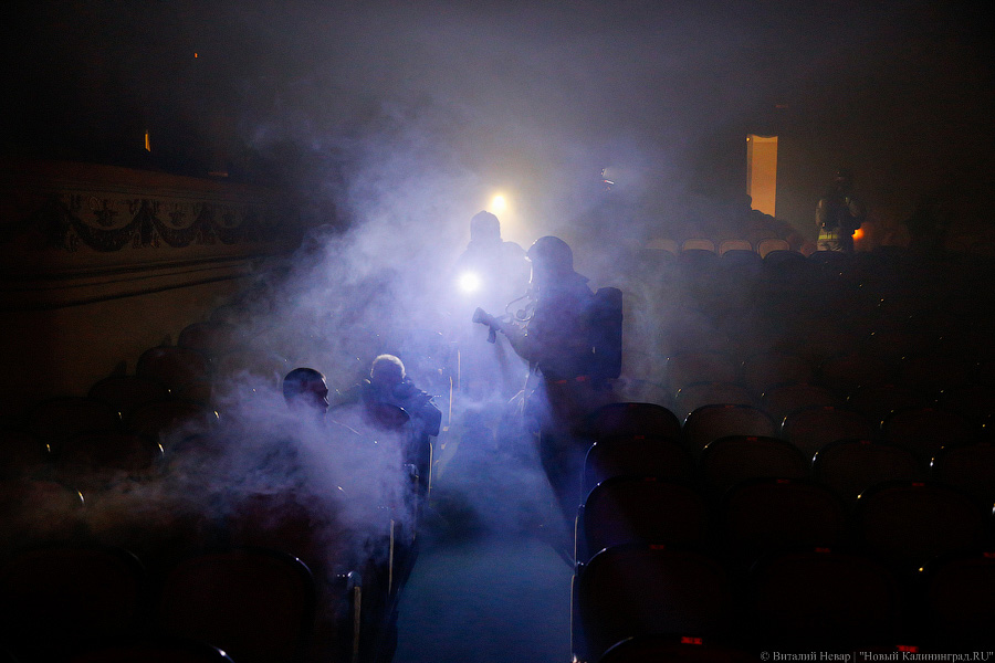 Изображая жертву: актеры драмтеатра «подыграли» пожарным на учениях (фото)