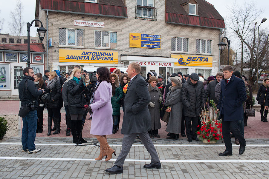 На ветру: как прошло торжественное открытие наполовину готового сквера