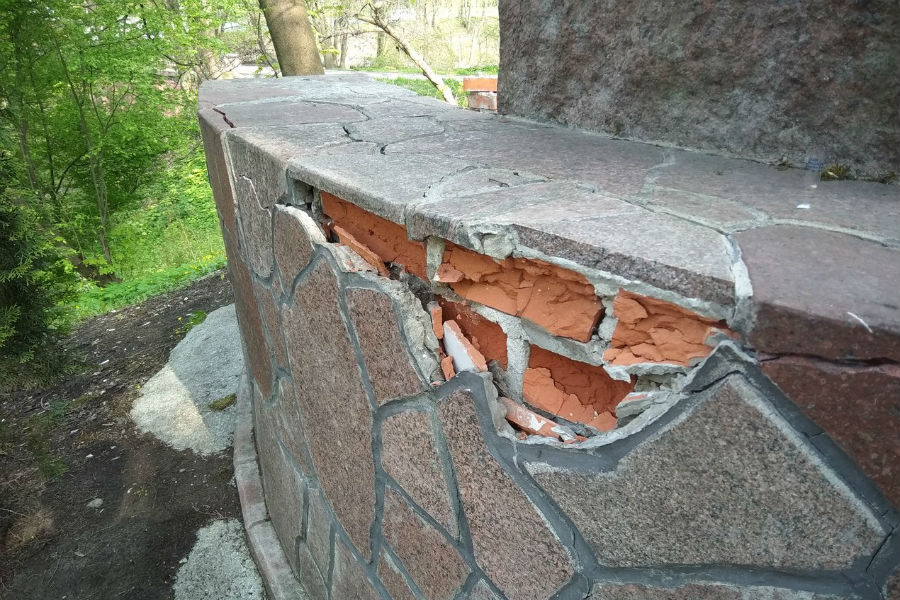 В Калининграде разрушается памятник профессорам «Альбертины» (фото)