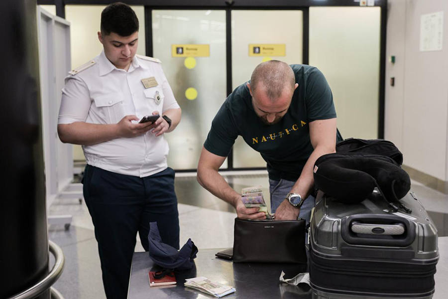 Вводится запрет на вывоз из РФ свыше $100 тыс. наличными и золота в слитках