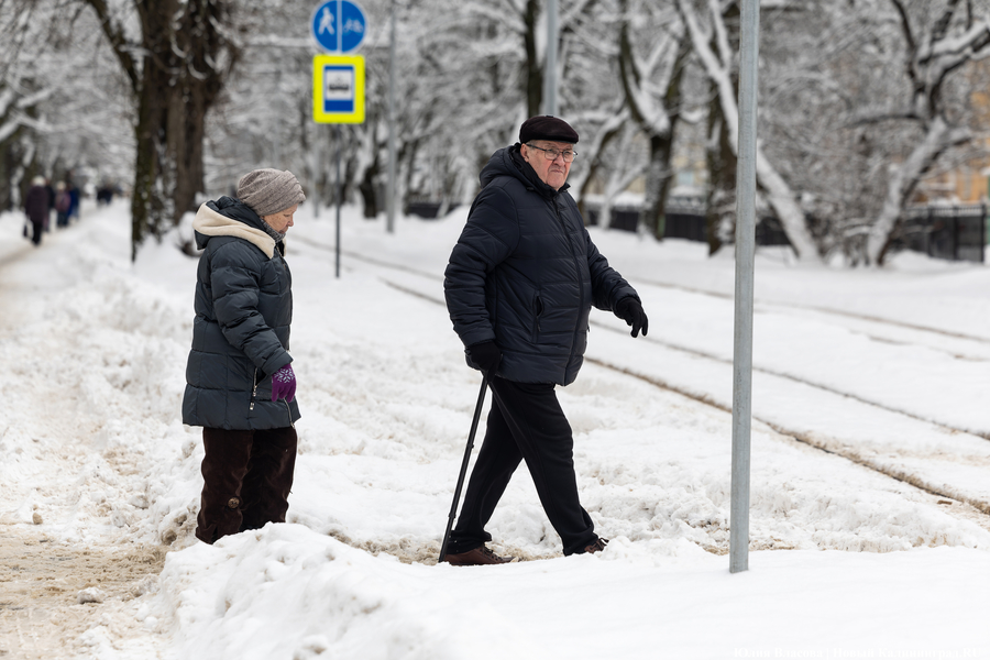 Зима не сдаётся: как выглядят улицы Калининграда после «снежного удара» (фото)