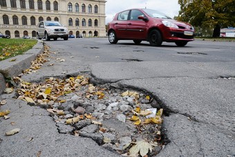 Мельников: для ремонта ул. Парусной нужно разграничить землю под ней