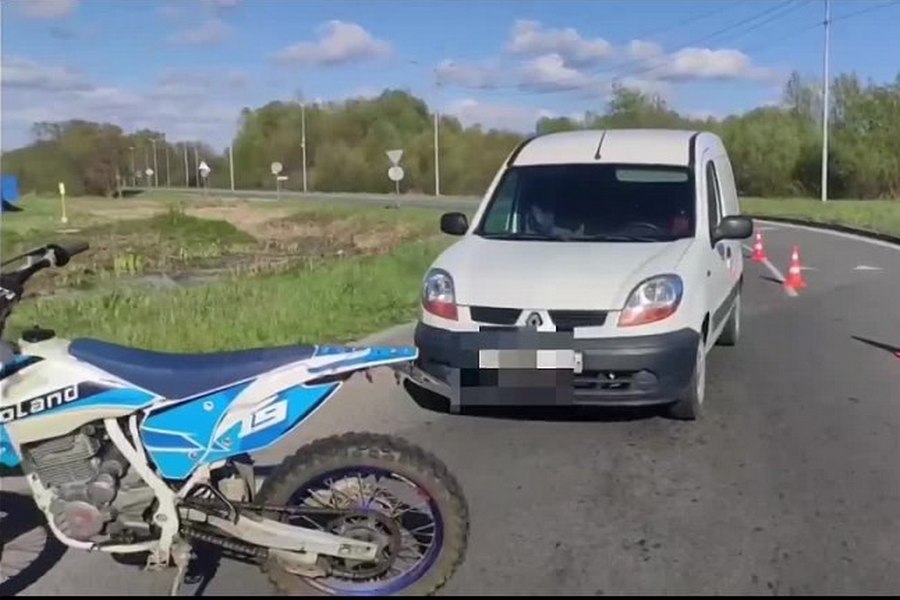 В Светлом 17-летний мотоциклист без прав врезался в «Рено» (видео)