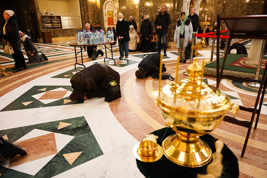 Великая агиасма: освящение воды в соборе Христа Спасителя в Крещенский сочельник (фото)