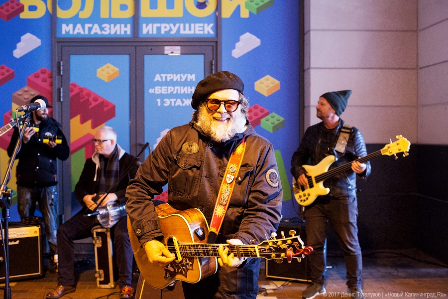 Стучаться в двери травы: Борис Гребенщиков спел для калининградцев на улице