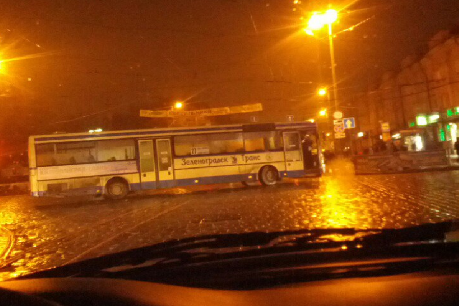 В районе Южного вокзала в Калининграде из-за аварии образовалась пробка (фото)