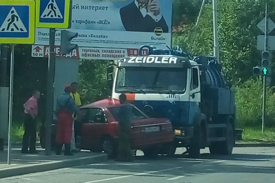 В Калининграде грузовик протаранил легковое авто (фото)