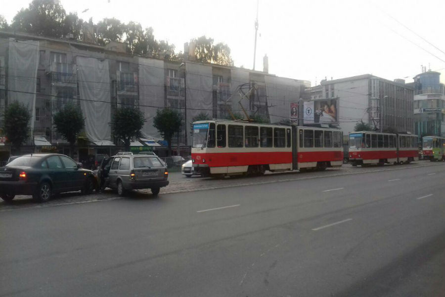 Из-за ДТП на Ленинском проспекте «встали» трамваи (фото)