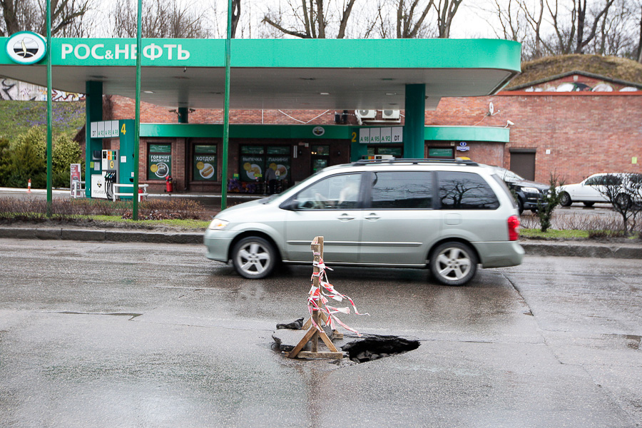 На Литовском валу в Калининграде на проезжей части провалился асфальт (фото)