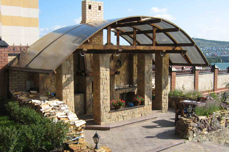 Что важно знать о применении поликарбоната при благоустройстве участка?