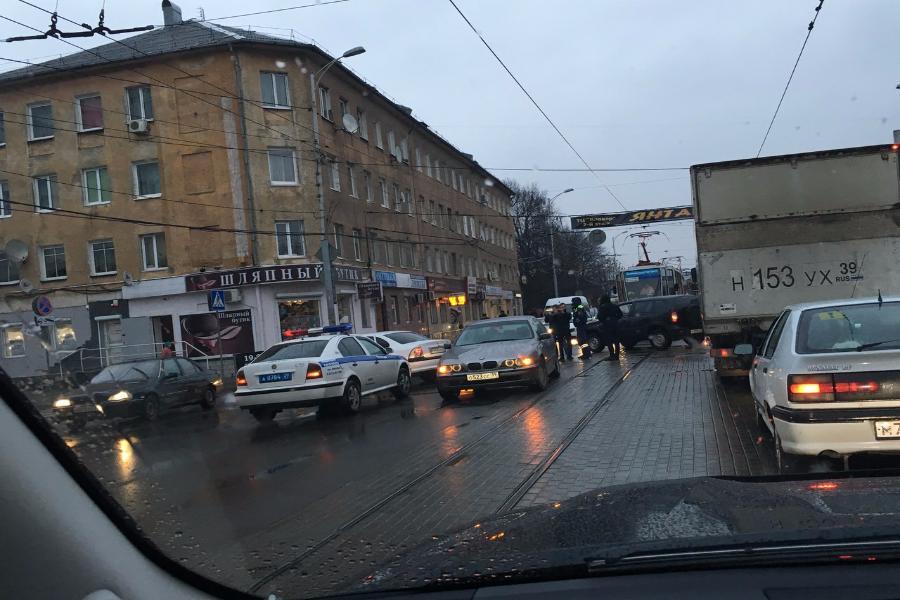 На ул.Черняховского образовалась пробка из-за аварии (фото)
