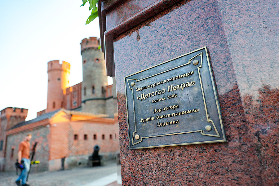 И Пётр I такой молодой: во Фридрихсбургских воротах установили скульптуру Зураба Церетели (фото)