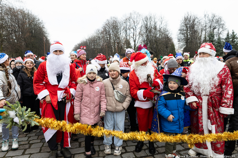 «Сказка к нам приходит»: на острове Канта прошел забег Дедов Морозов (фото)