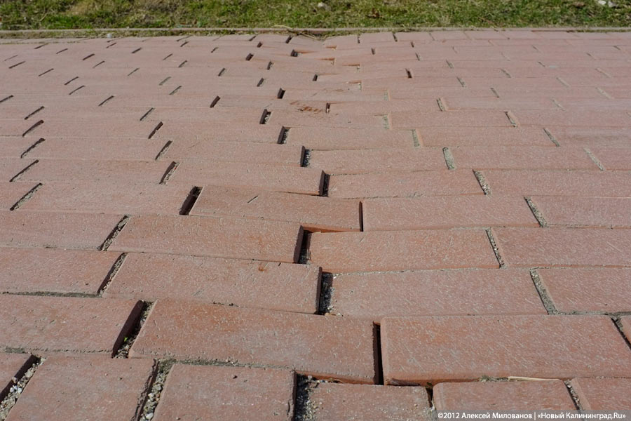 «Могила плитки»: набережная Верхнего озера после зимы