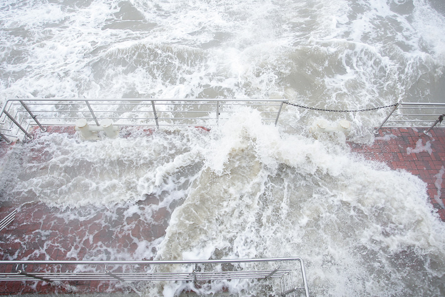 Добить «Ксавьером»: променад в Зеленоградске оказался не готов к зимним штормам