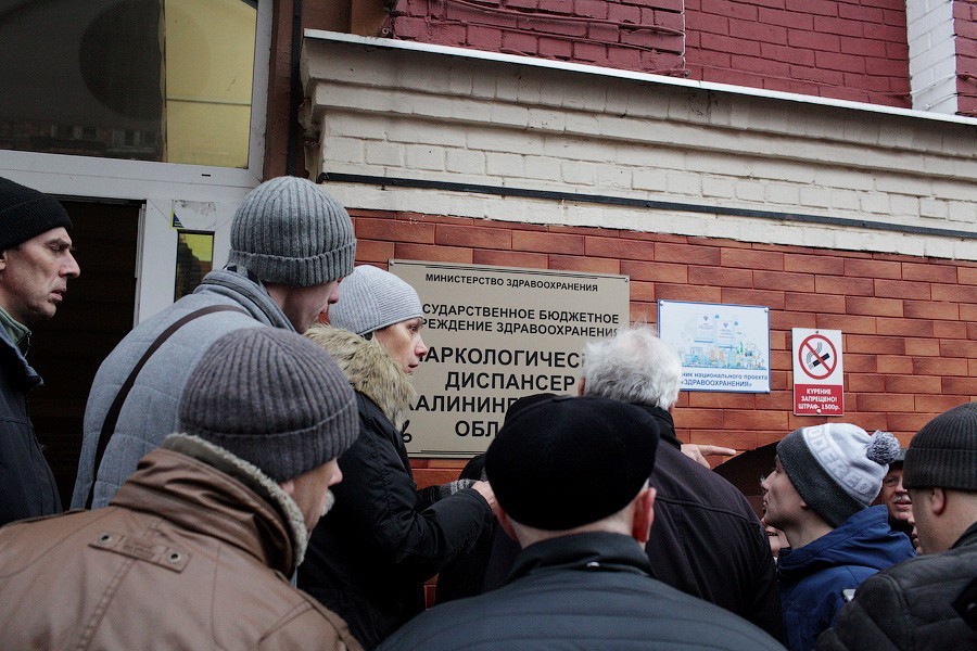 Чемпионат по очередям: что происходит перед наркодиспансером на Барнаульской