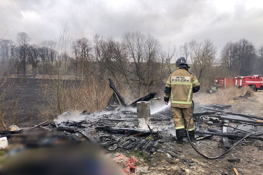 СК: в Черняховском районе рядом с горящей хозпостройкой обнаружено тело мужчины