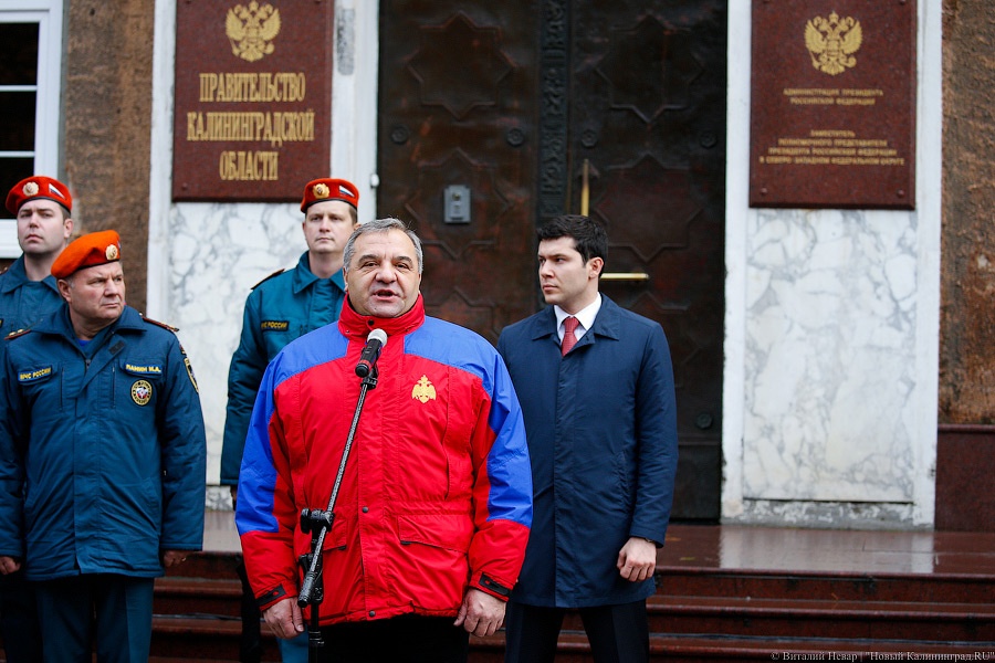 Мотоциклы и медали: как в МЧС региона подарки из рук министра получали