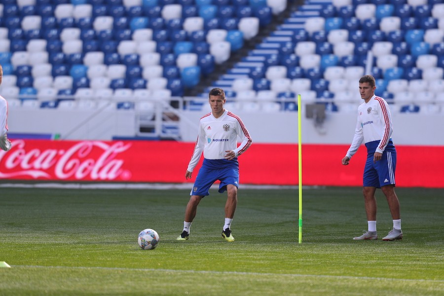 На поле все, кроме Дзагоева: тренировка сборной России в Калининграде (фото)