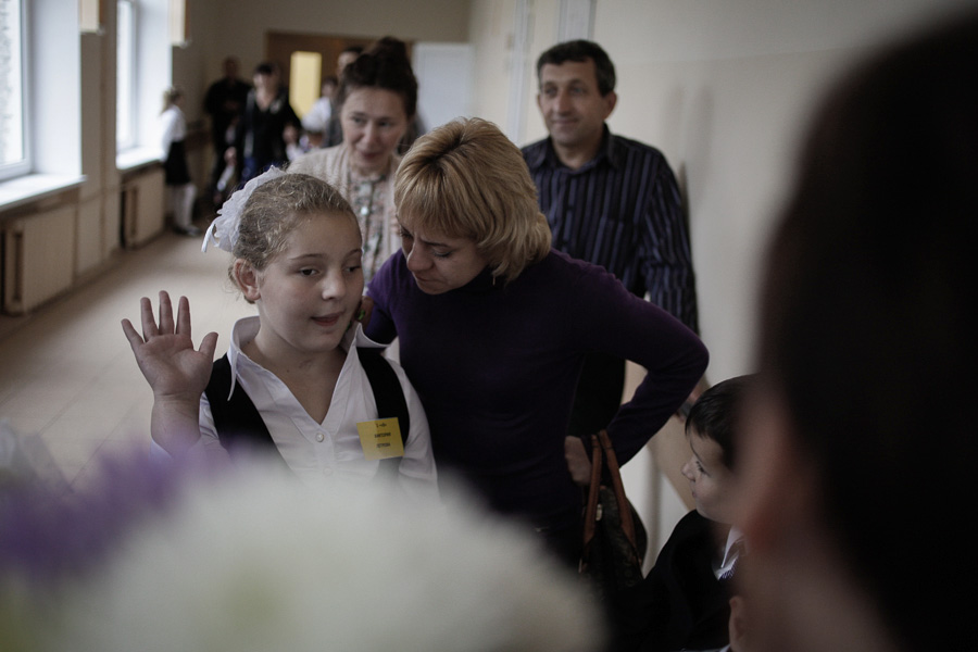 Как и все другие дети: Вика Петрова спустя 4 года после комы пошла в 1-й класс