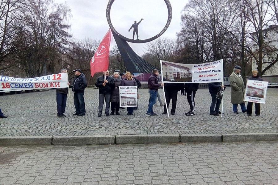 Жители Малого Исаково протестуют против сноса их дома (фото)