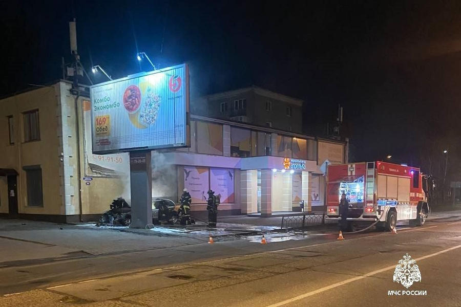 В центре Калининграда ночью сгорел припаркованный «Мерседес» (фото)