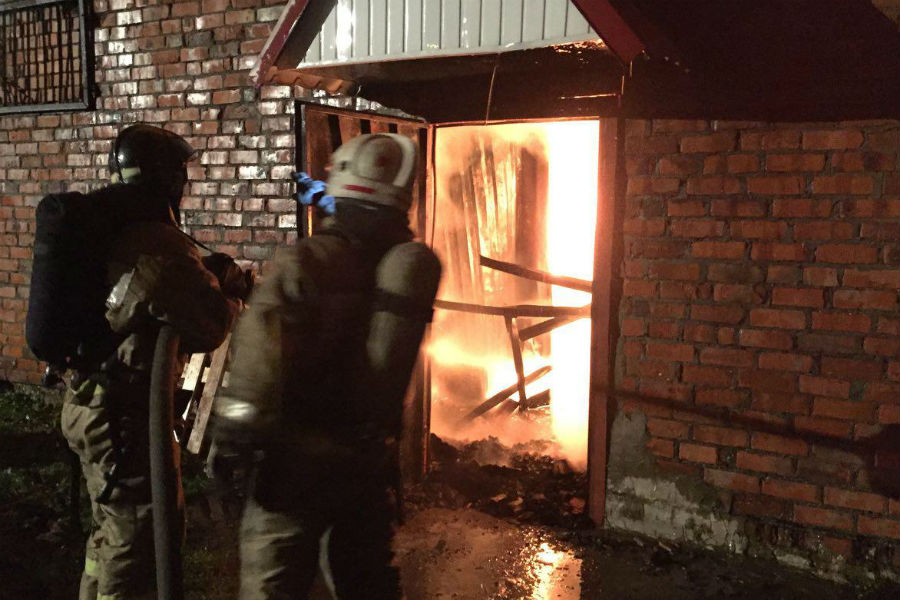 Мебельный склад на Калинина тушат 38 пожарных (фото)