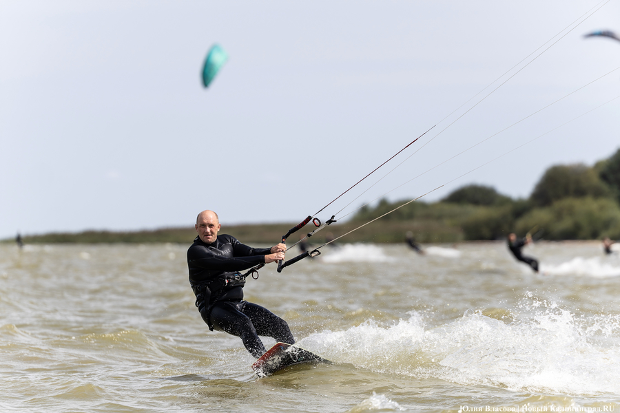 По воде против ветра: на Куршском заливе соревновались под кайтом и с крылом (фото)